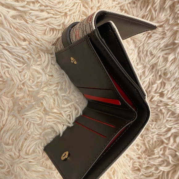 Carolina Herrera ID Wallet – Luxury Designer Card Holder mini travel wallet - Picture 8 of 10